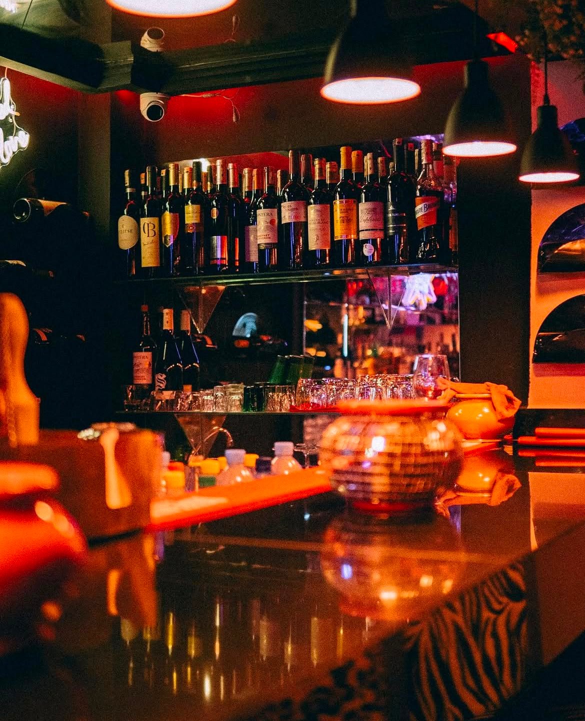 Dîner, cocktails, karaoké et DJ pour célébrer toute la nuit.